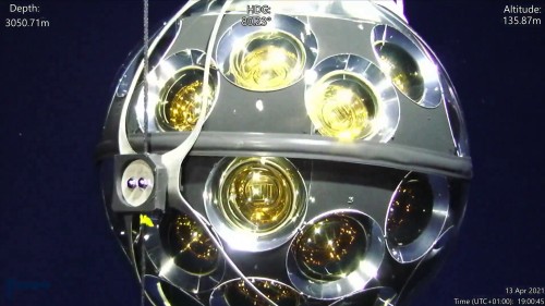 Ispezione di uno dei moduli ottici delle nuove linee di rivelazione del telescopio sottomarino ARCA dopo l'installazione in mare (immagini riprese dal veicolo sottomarino a circa 3000 m di profondità)